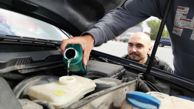 Evo kada vredi dati više para za sintetičko ulje za vaš auto